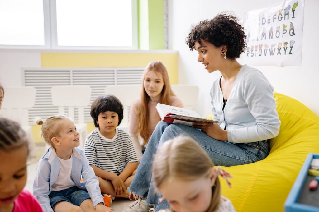 Betreuerin liest Kindern in der Schule vor